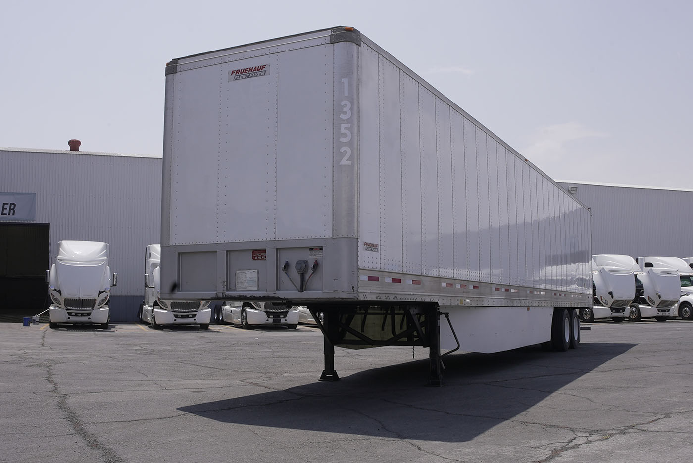 Unidad seminueva FRUEHAUF SEMIRREMOLQUE TIPO CAJA SECA
