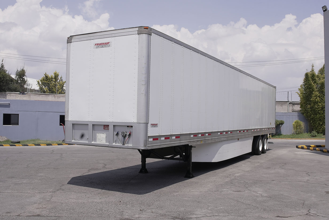 Unidad seminueva FRUEHAUF SEMIRREMOLQUE TIPO CAJA SECA