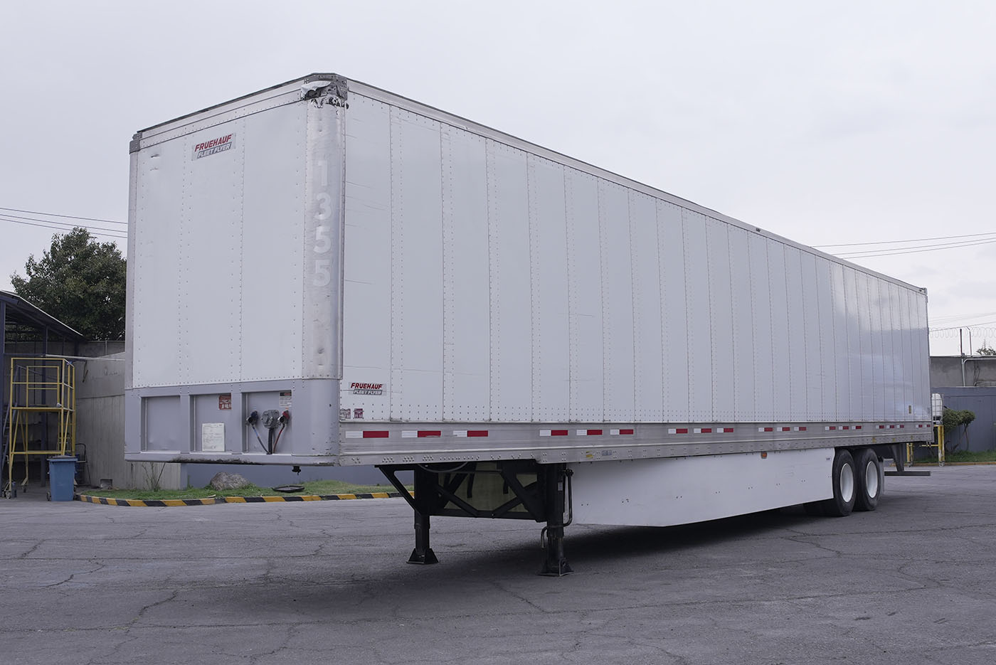 Unidad seminueva FRUEHAUF SEMIRREMOLQUE TIPO CAJA SECA