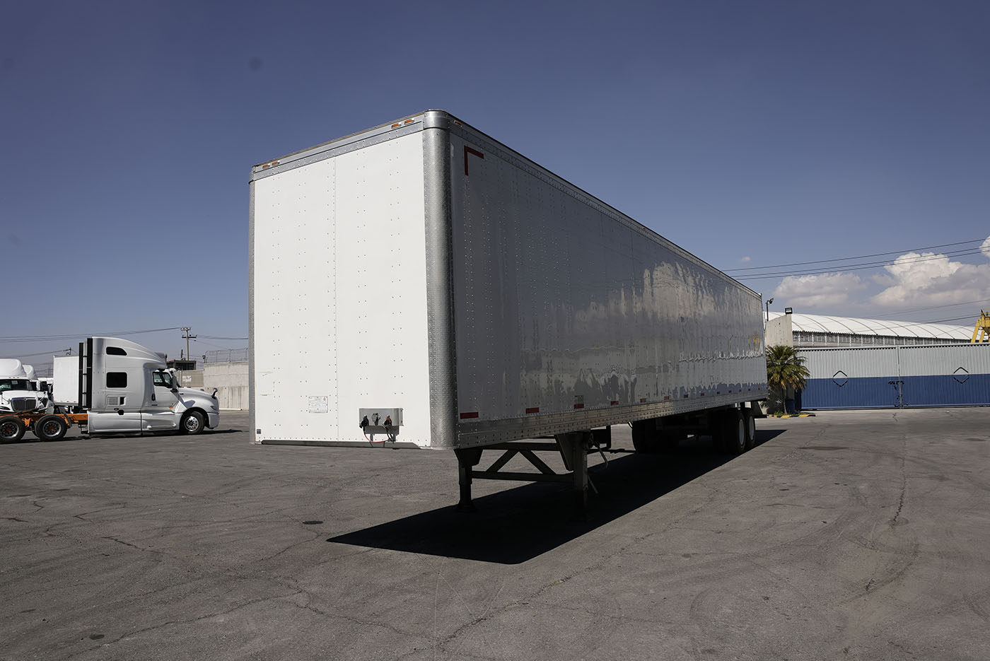 Unidad seminueva INTERNATIONAL SEMIRREMOLQUE CAMA ALTA TIPO CAJA SECA