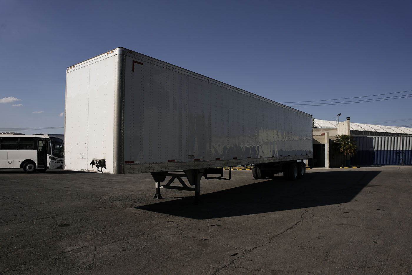 Unidad seminueva INTERNATIONAL SEMIRREMOLQUE CAMA ALTA TIPO CAJA SECA