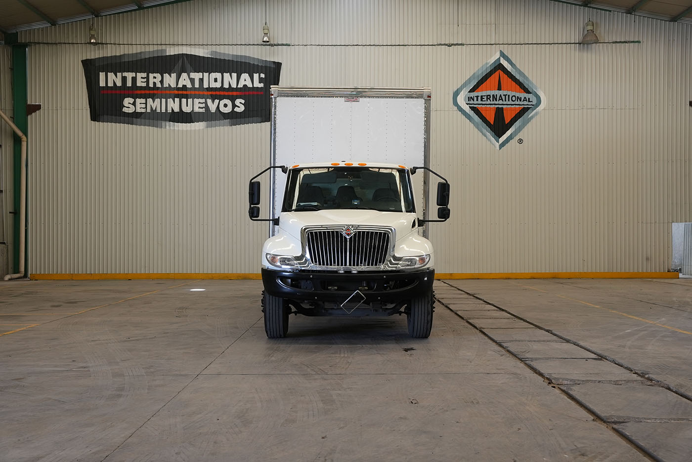 Unidad seminueva INTERNATIONAL MV607 SBA 4X2 CON CAJA SECA MARCA SANTANA Y RAMPA HIDRAULICA