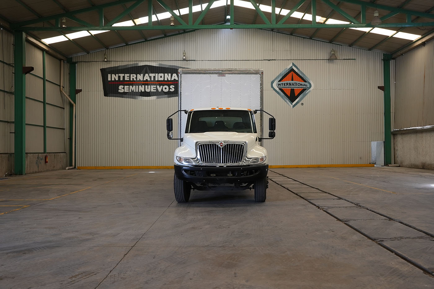 Unidad seminueva INTERNATIONAL MV607 SBA 4X2 CON CAJA SECA MARCA SANTANA Y RAMPA HIDRAULICA