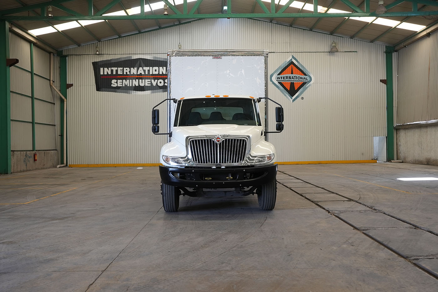 Unidad seminueva INTERNATIONAL MV607 SBA 4X2 CON CAJA SECA MARCA SANTANA Y RAMPA HIDRAULICA