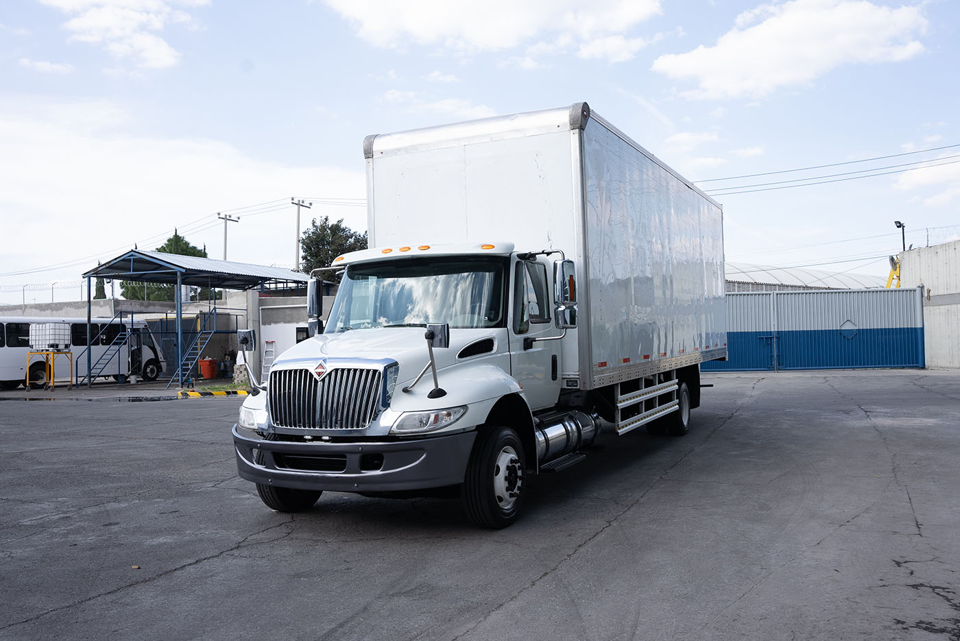 Unidad seminueva INTERNATIONAL DURASTAR 4300 210 25.5K LOW PROFILE INCLUYE CAJA SECA CERRAD