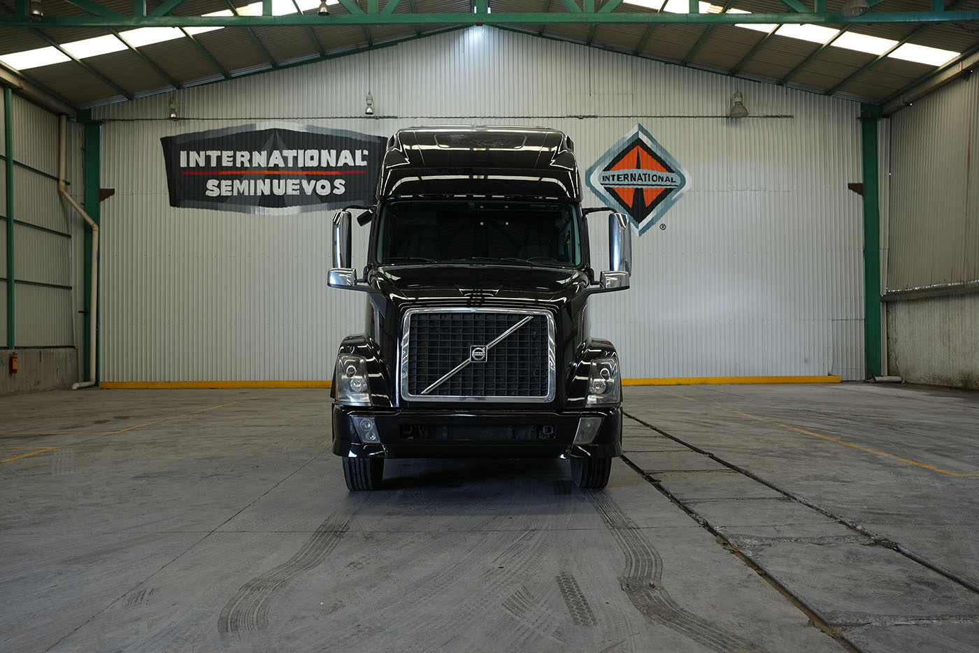 Unidad seminueva VOLVO VNL64T-670