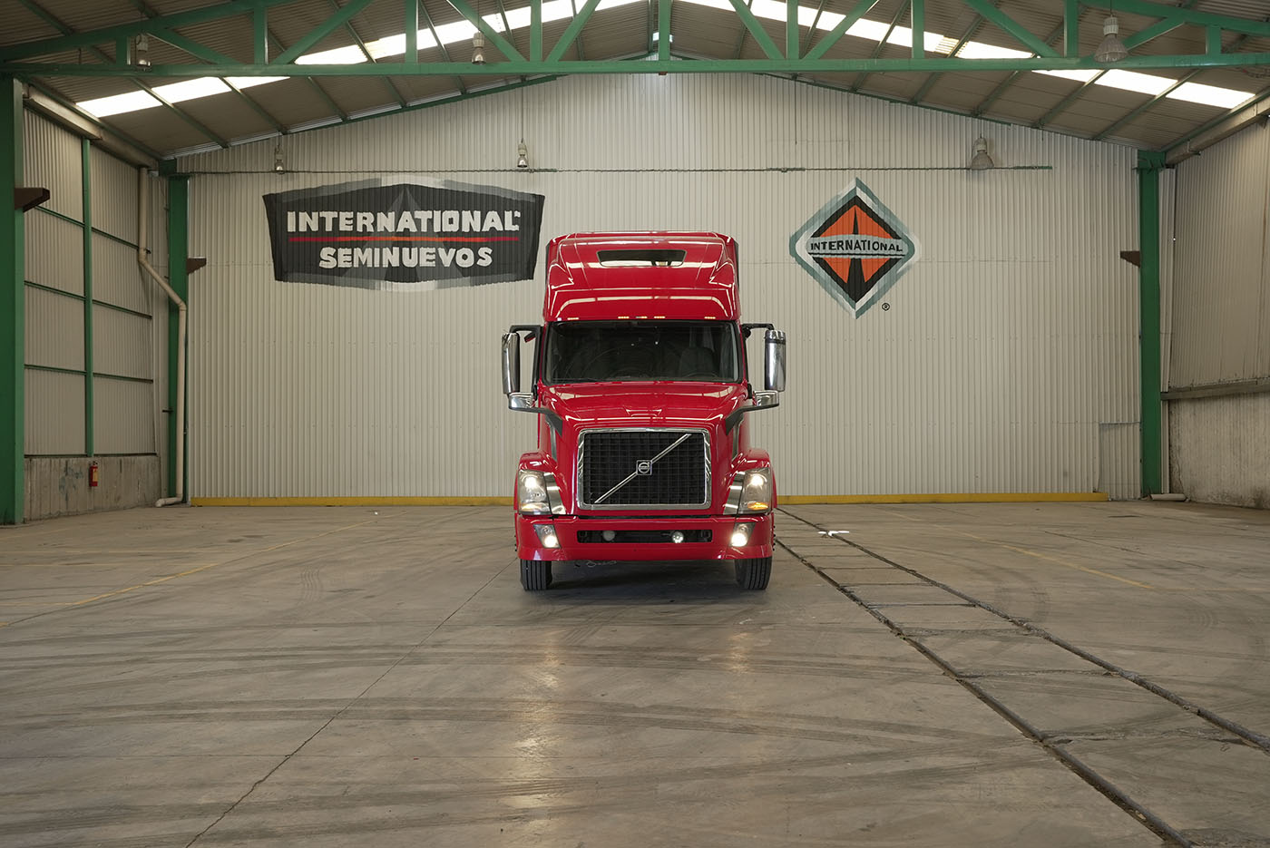 Unidad seminueva VOLVO VNL64T-670