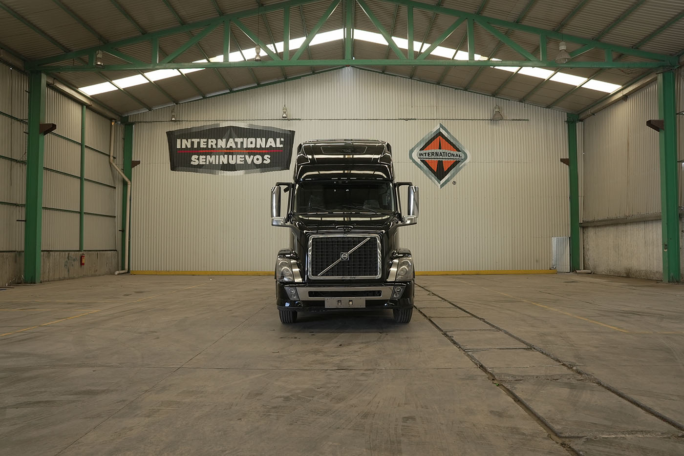 Unidad seminueva VOLVO VNL64T-670