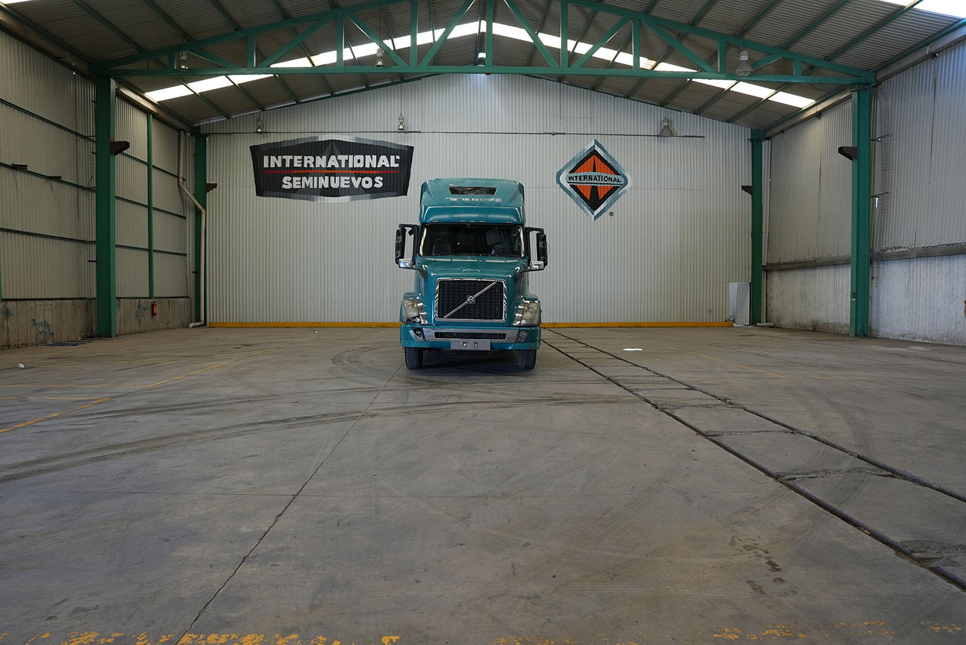 Unidad seminueva VOLVO VNL64T-670